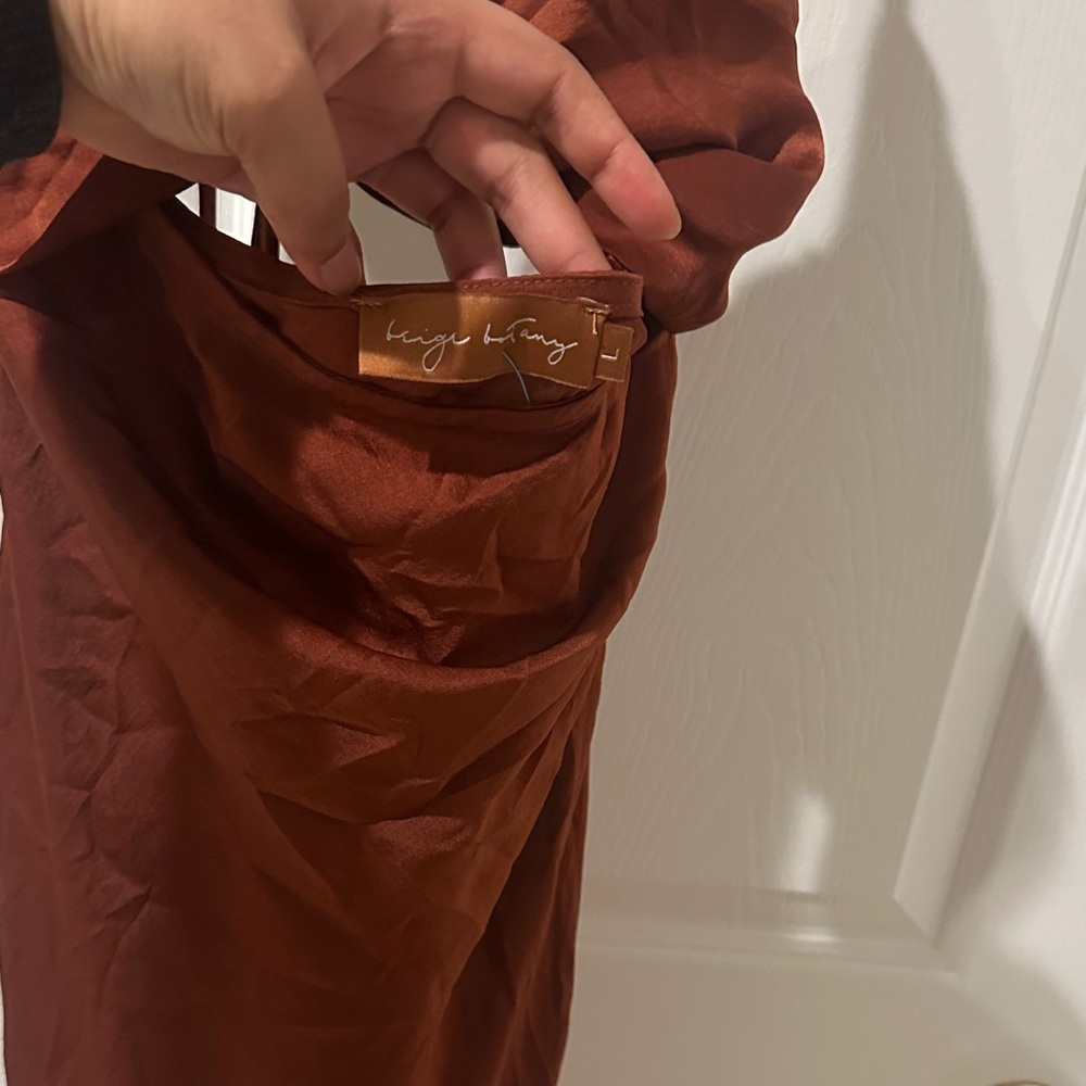 Elegant Backless Dress in Rust-Brown - Picture 3 of 8
